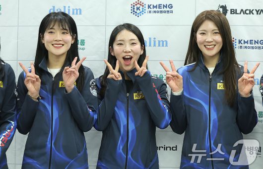 2일 오후 서울 송파구 서울올림픽파크텔에서 열린 '2025 밀라노-코르티나담페초 동계올림픽 & 동계패럴림픽 컬링 국가대표 출정식'에 참가한 여자 컬링 대표팀의 설예은(왼쪽부터), 김수지, 설예지가 행사가 끝난 뒤 카메라를 보며 포즈를 취하고 있다. 2026.1.2/뉴스1 ⓒ News1 김진환 기자