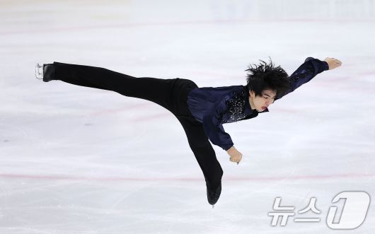 피겨스케이팅 선수 차준환이 3일 서울 양천구 목동 아이스링크에서 열린 제80회 전국남녀 피겨스케이팅 종합선수권대회에서 쇼트 프로그램 연기를 펼치고 있다. 2026.1.3/뉴스1 ⓒ News1 김성진 기자