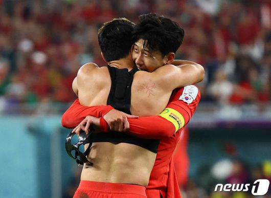 2022 카타르 월드컵 에서 16강 진출 후 황희찬과 기뻐하는 손흥민. ⓒ 로이터=뉴스1