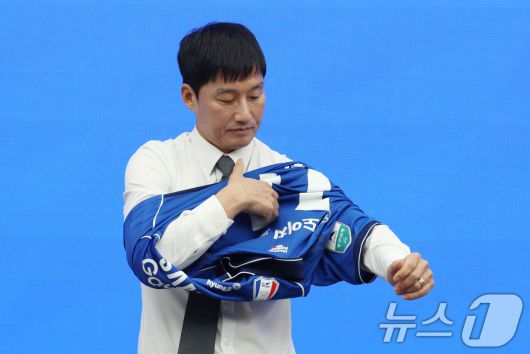 이정효 수원삼성 신임 감독이 2일 경기 수원시 권선구 도이치오토월드 차란차 스튜디오에서 열린 취임 기자회견에서 시즌 새 유니폼을 입고 있다. 2026.1.2/뉴스1 ⓒ News1 김영운 기자