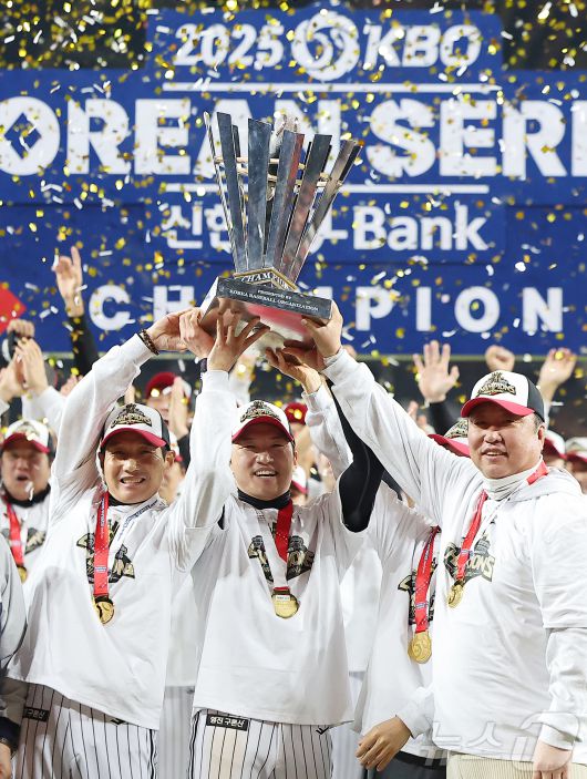 한국시리즈 우승 트로피를 들어 올린 박해민(가운데). 뉴스1 ⓒ News1 김진환 기자