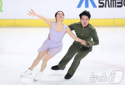 피겨스케이팅 임해나-권예 조가 4일 서울 양천구 목동 아이스링크에서 열린 제80회 전국남녀 피겨스케이팅 종합선수권대회 댄스 시니어 프리 댄스에서 연기를 펼치고 있다. 2026.1.4/뉴스1 ⓒ News1 김성진 기자