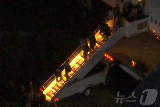 3일(현지시간) 뉴욕에 도착한 마두로가 비행기에서 내리고 있는 모습.  2025.01.03 ⓒ 로이터=뉴스1 ⓒ News1 최종일 선임기자