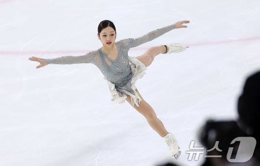 피겨스케이팅 선수 신지아가 3일 서울 양천구 목동 아이스링크에서 열린 제80회 전국남녀 피겨스케이팅 종합선수권대회에서 쇼트 프로그램 연기를 펼치고 있다. 2026.1.3/뉴스1 ⓒ News1 김성진 기자