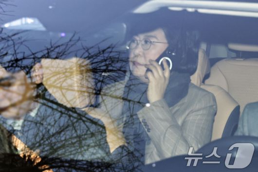 갑질·폭언 등 직장 내 괴롭힘 의혹이 제기된 이혜훈 초대 기획예산처 장관 후보자가 2일 오전 서울 중구 예금보험공사에 마련된 인사청문회 준비 사무실로 출근하며 차량에서 누군가와 전화 통화를 하고 있다. (공동취재) 2026.1.2/뉴스1 ⓒ News1 오대일 기자