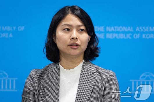 손주하 서울 중구 국민의힘 구의원이 5일 서울 여의도 국회 소통관에서 이혜훈 기획예산처 장관 후보자 갑질 폭로 기자회견을 열고 취재진 질문에 답하고 있다. 2026.1.5/뉴스1 ⓒ News1 유승관 기자