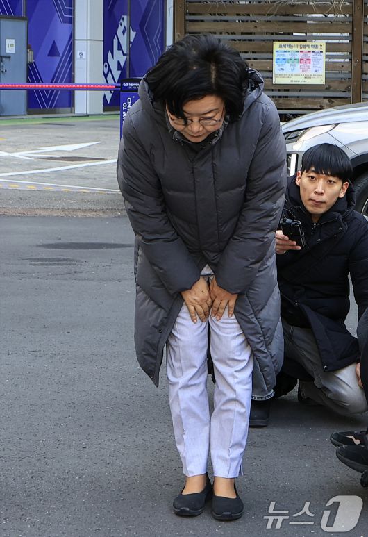 갑질·폭언 등 직장 내 괴롭힘 의혹이 제기된 이혜훈 초대 기획예산처 장관 후보자가 5일 오전 서울 중구 예금보험공사에 마련된 인사청문회 준비 사무실로 출근하며 박경석 전국장애인차별철폐연대 공동상임대표를 만난 자리에서 고개 숙여 인사하고 있다. 2026.1.5/뉴스1 ⓒ News1 박정호 기자