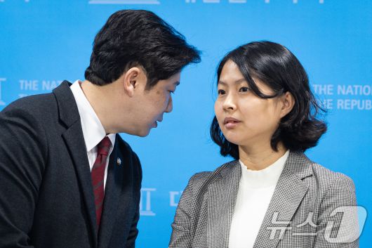 손주하 서울 중구 국민의힘 구의원(오른쪽)과 진종오 의원이 5일 서울 여의도 국회 소통관에서 이혜훈 기획예산처 장관 후보자 갑질 폭로 기자회견을 열고 취재진 질문에 답하던 중 대화를 나누고 있다. 2026.1.5/뉴스1 ⓒ News1 유승관 기자