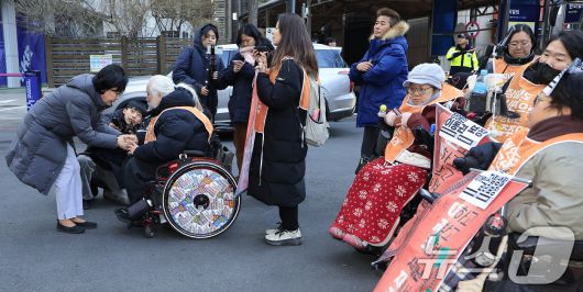갑질·폭언 등 직장 내 괴롭힘 의혹이 제기된 이혜훈 초대 기획예산처 장관 후보자가 5일 오전 서울 중구 예금보험공사에 마련된 인사청문회 준비 사무실로 출근하며 박경석 전국장애인차별철폐연대 공동상임대표를 만나고 있다. 2026.1.5/뉴스1 ⓒ News1 박정호 기자