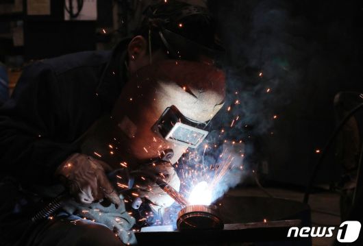 경기도의 한 전문기업에서 노동자가 용접작업을 하고 있다. <자료사진> ⓒ News1 박세연 기자