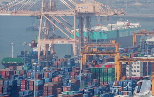 경기 평택시 포승읍 평택항 수출 야적장에 컨테이너들이 쌓여있다. <자료사진>ⓒ News1 김영운 기자