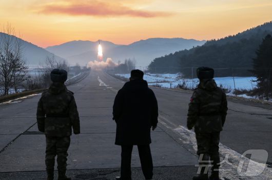 (평양 노동신문=뉴스1) = 북한은 전날인 4일 김정은 노동당 총비서의 참관하에 극초음속미사일 발사 훈련을 진행했다고 5일 밝혔다. [국내에서만 사용가능. 재배포 금지. DB 금지. For Use Only in the Republic of Korea. Redistribution Prohibited] rodongphoto@news1.kr