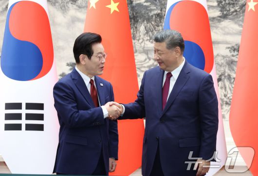 이재명 대통령과 시진핑 중국 국가주석이 5일 베이징 인민대회당에서 열린 한중 MOU 체결식에서 악수하고 있다.2026.1.5/뉴스1 ⓒ News1 허경 기자