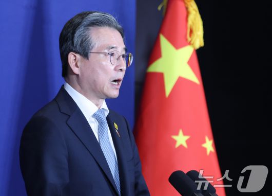 김용범 정책실장이 5일 중국 베이징의 한 호텔에 마련된 프레스센터에서 한중 정상회담 일정 등 관련 브리핑을 하고 있다. 2026.1.5/뉴스1 ⓒ News1 허경 기자