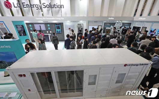 2024년 3월 6일 오후 서울 강남구 코엑스에서 열린 인터배터리 2024에 참가한 LG에너지솔루션 부스를 찾은 관람객들이 전시품을 살펴보고 있다.(자료사진) 2024.3.6/뉴스1 ⓒ News1 장수영 기자