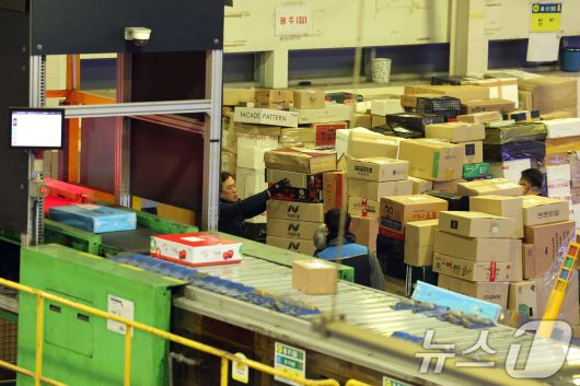 설 명절을 앞둔 21일 오전 서울 광진구 동서울우편물류센터에서 직원들이 택배 분류 작업으로 구슬땀을 흘리고 있다. 기사 내용과 무관한 사진. 2025.1.21/뉴스1 ⓒ News1 신웅수 기자