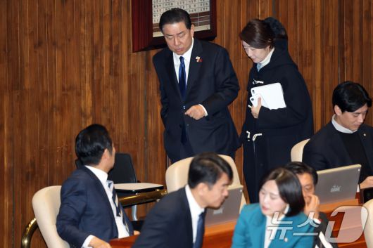 지난해 12월 24일 서울 여의도 국회에서 열린 제430회 국회(임시회) 제2차 본회의에서 김병기 더불어민주당 원내대표와 강선우 의원이 대화를 나누며 발걸음을 옮기고 있다. 왼쪽 아래는 이들을 바라보는 정청래 대표. (뉴스1 DB) 2025.12.31/뉴스1 ⓒ News1 이승배 기자