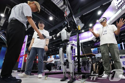 지난 9월 서울 강서구 코엑스 마곡 컨벤션센터에서 열린 '제1회 산업 AI 엑스포'에서 AI 스타트업 클레비가 인간 동작을 학습하는 피지컬 AI를 구현한 휴머노이드 로봇을 선보이고 있다.. 2025.9.3/뉴스1 ⓒ News1 오대일 기자