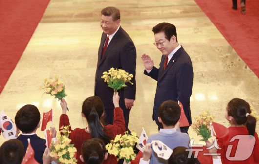 이재명 대통령과 시진핑 중국 국가주석이 5일 베이징 인민대회당에서 열린 공식 환영식에 퇴장하며 인사하고 있다. 2026.1.5/뉴스1 ⓒ News1 허경 기자