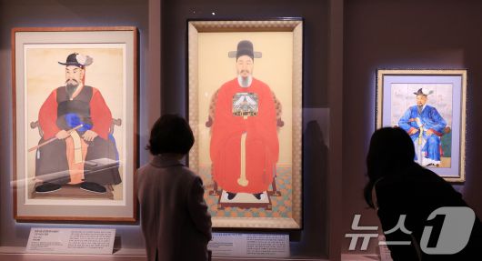 서울 용산구 국립중앙박물관 특별전시실에서 열리고 있는 '우리들의 이순신 ' 전에서 관람객 모습./뉴스1 ⓒ News1 이호윤 기자