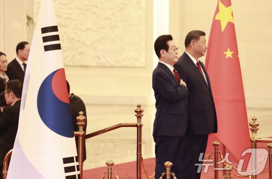 이재명 대통령이 5일 중국 베이징 인민대회당에서 열린 공식환영식에서 국기에 경례하고 있다. 2026.1.5/뉴스1 ⓒ News1 허경 기자