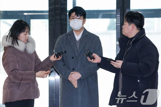 '쿠팡 블랙리스트'를 폭로한 공익 제보자 김준호 씨가 4일 오후 서울 서초구 관봉권·쿠팡 상설특검팀 사무실에서 2차 참고인 조사를 받기 위해 출석, 취재진의 질문에 답하고 있다. 2026.1.4/뉴스1 ⓒ News1 안은나 기자