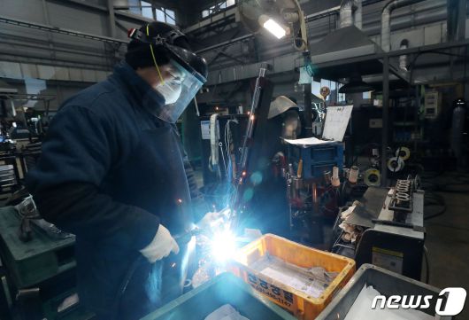 경기도 시흥시 유공압실린더 전문기업에서 노동자가 용접작업을 하고 있다.<자료사진> ⓒ News1 박세연 기자