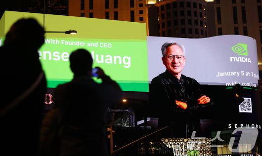 세계 최대 IT(정보기술)·가전 전시회 'CES 2026' 개막을 사흘 앞둔 3일(현지시간) 미국 네바다주 라스베이거스 거리에 젠슨 황 엔비디아 최고경영장(CEO) 특별 연설 광고가 표출되고 있다.  2026.1.4/뉴스1 ⓒ News1 황기선 기자