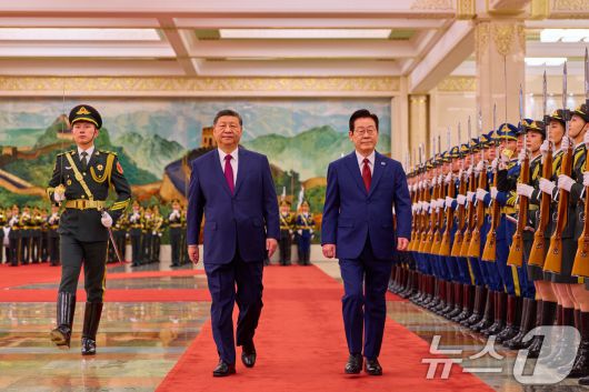 이재명 대통령과 시진핑 중국 국가주석이 5일 베이징 인민대회당에서 열린 이 대통령 공식환영식에서 의장대를 사열하고 있다. (공동취재) 2026.1.5/뉴스1 ⓒ News1 허경 기자