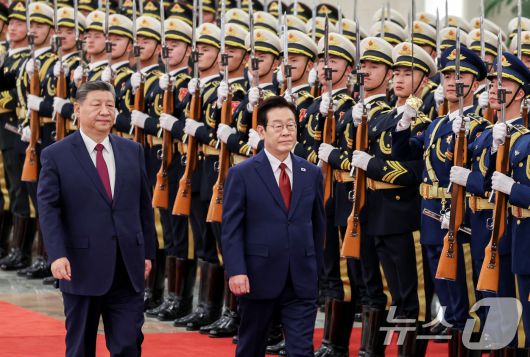 이재명 대통령과 시진핑 중국 국가주석이 5일 베이징 인민대회당에서 열린 이 대통령 공식환영식에서 의장대를 사열하고 있다. 2026.1.5/뉴스1 ⓒ News1 허경 기자