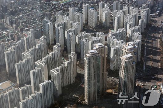 사진은 이날 서울 송파구 롯데월드타워 서울스카이에서 바라본 서울 잠실 아파트단지 모습. /뉴스1 ⓒ News1 박세연 기자