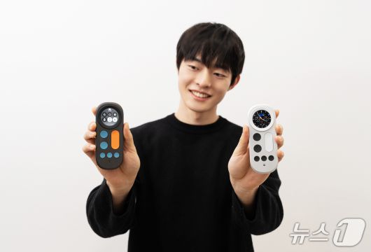 삼성디스플레이가 5일(현지시간) 미국 라스베이거스 앙코르 앳 윈 호텔에서 'CES 2026' 미디어 초청 행사를 열고 공개한 차세대 AI기기 콘셉트의 데모제품 'AI OLED 리모트' (사진제공 = 삼성디스플레이)