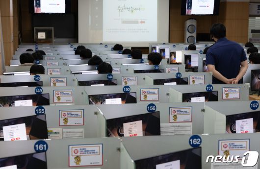 서울 영등포구 서울지방병무청 제1병역판정검사장에서 입영대상자들이 심리검사를 받고 있다. 2024.2.1/(사진은 기사 내용과 무관함) / ⓒ News1 이재명 기자