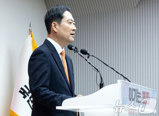 장동혁 국민의힘 대표가 7일 서울 여의도 중앙당사에서 열린 긴급기자회견에서 당 쇄신안 등을 발표하고 있다. 2026.1.7/뉴스1 ⓒ News1 이승배 기자