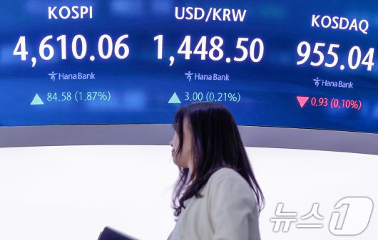 코스피가 장중 4600선을 돌파한 7일 오전 서울 중구 하나은행 딜링룸 전광판에 코스피 지수가 나오고 있다. 2026.1.7/뉴스1 ⓒ News1 안은나 기자