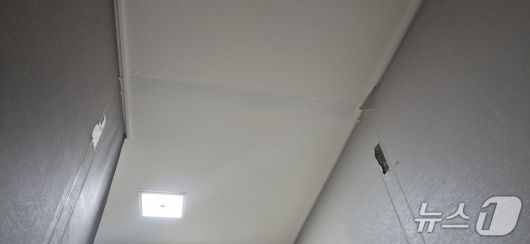현관 중문 철거 과정에서 천정 벽지가 일부 훼손된 모습.(임차인 A 씨 제공. 재판매 및 DB금지)/뉴스1