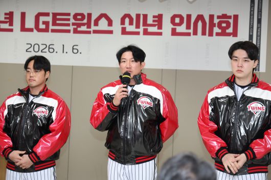 LG 트윈스 투수 장시환(가운데)이 6일 서울 잠실야구장에서 열린 구단 신년인사회에서 각오를 밝히고 있다. (LG 트윈스 제공)