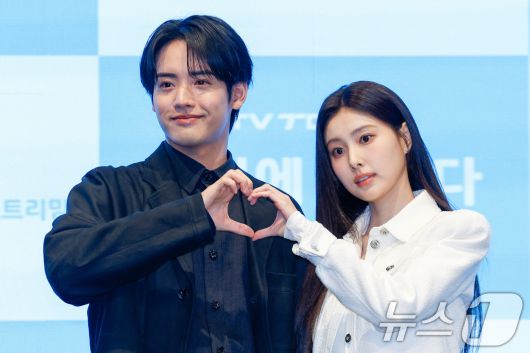 배우 아카소 에이지(赤楚衛二)와 강혜원이 7일 서울 구로구 더세인트에서 열린 일본 테레비 도쿄(TV TOKYO) 드라마 '첫입에 반하다'(김밥과 오니기리, 사랑하는 두 사람은 닮았지만 다르다) 제작발표회에 참석해 포즈를 취하고 있다. 2026.1.7/뉴스1 ⓒ News1 안은나 기자
