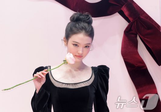 미야오 엘라가 7일 서울 성동구 무신사 스토어 성수 대림창고에서 열린 뷰티 브랜드 '맥, NEW 파우더 키스 컬렉션' 팝업 행사에 참석해 매력을 발산하고 있다. ⓒ News1 권현진 기자