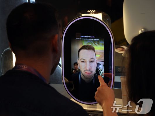 세계 최대 IT(정보기술)·가전 전시회 'CES 2026' 개막일인 6일(현지시간) 미국 네바다주 라스베이거스 윈호텔에 마련된 삼성전자 단독 전시장에서 관람객들이 아모레퍼시픽과 함께 제작한 '스킨사이트'를 체험하고 있다. 이제품은 피부 노화 원인을 실시간으로 분석하고 개인 맞춤 솔루션을 제시하는 것이 특징이다. 2026.1.7/뉴스1 ⓒ News1 황기선 기자