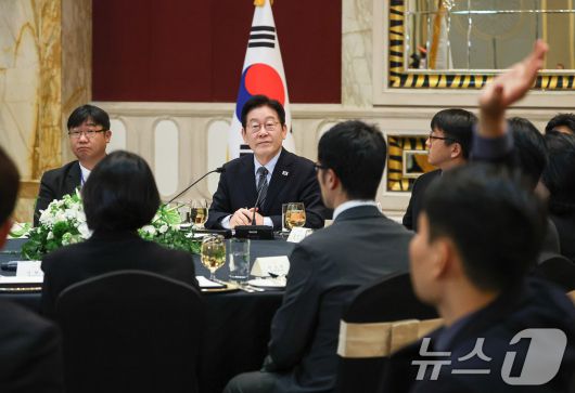 중국을 국빈방문 중인 이재명 대통령이 7일 상하이시에서 열린 순방기자단 오찬간담회에서 취재진 질문을 받고 있다. 2026.1.7/뉴스1 ⓒ News1 허경 기자