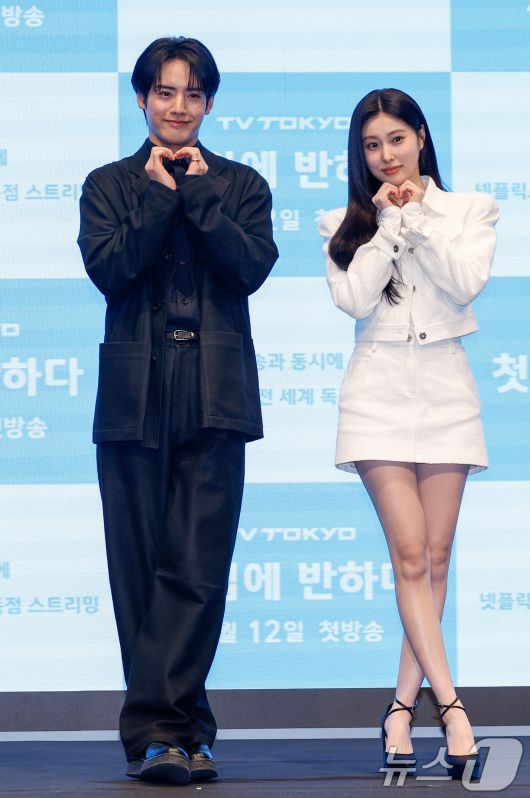 배우 아카소 에이지(赤楚衛二)와 강혜원이 7일 서울 구로구 더세인트에서 열린 일본 테레비 도쿄(TV TOKYO) 드라마 '첫입에 반하다'(김밥과 오니기리, 사랑하는 두 사람은 닮았지만 다르다) 제작발표회에 참석해 포즈를 취하고 있다. 2026.1.7/뉴스1 ⓒ News1 안은나 기자