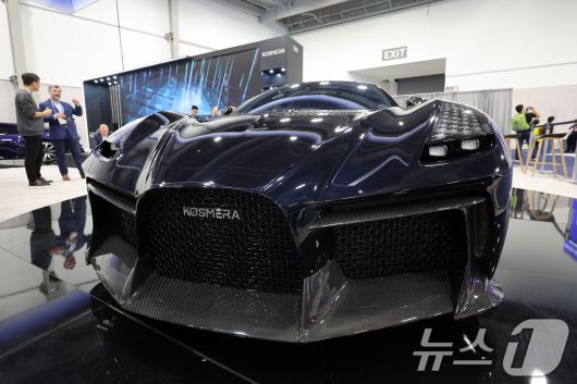 세계 최대 IT(정보기술)·가전 전시회 'CES 2026' 개막 일인 6일(현지시간) 미국 네바다주 라스베이거스 컨벤션센터(LVCC)에서 코스메라 부스를 찾은 관람객들이 제품을 살펴보고 있다. 2026.1.7/뉴스1 ⓒ News1 황기선 기자