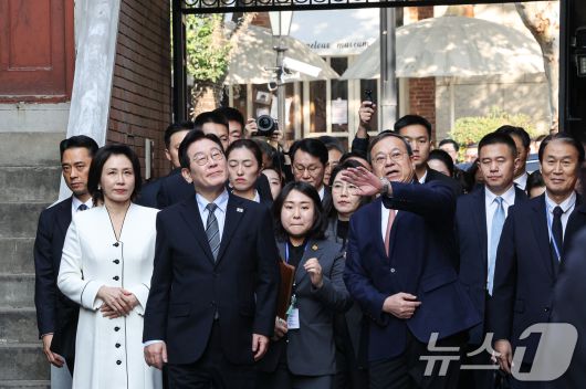 이재명 대통령과 김혜경 여사가 7일 중국 상하이 대한민국 임시정부 청사로 들어서고 있다. 2026.1.7/뉴스1 ⓒ News1 허경 기자
