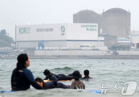 영구 폐쇄가 되지 않은 원전 중 가장 오래된 원전인 고리 2호기는 1983년 상업 운전을 시작한 발전소다. 가압경수로 방식의 전기출력 685메가와트(MWe)급 원전이다. 사진은 이날 부산 기장군 장안읍 고리 2호기(왼쪽) 모습. 2025.9.25/뉴스1 ⓒ News1 윤일지 기자