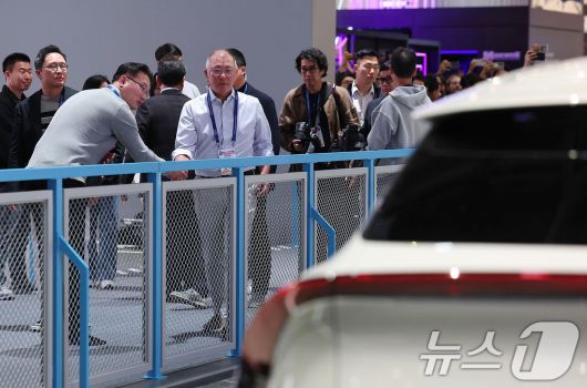 정의선 현대차그룹 회장이 6일(현지시간) 미국 네바다주 라스베이거스 컨벤션센터(LVCC) 현대차 부스를 둘러보고 있다. (공동취재) 2026.1.7/뉴스1 ⓒ News1 황기선 기자