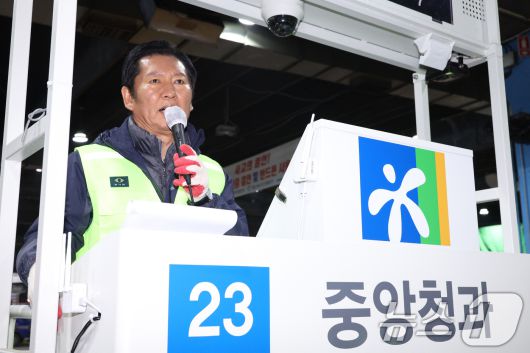 정청래 더불어민주당 대표가 7일 서울 송파구 가락동 농수산물 종합도매시장을 찾아 상인들에게 인사하고 있다. 2026.1.7/뉴스1 ⓒ News1 신웅수 기자