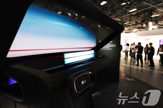세계 최대 IT(정보기술)·가전 전시회 'CES 2026' 개막을 하루 앞둔 5일(현지시간) 미국 네바다주 라스베이거스 컨벤션센터(LVCC)에서 열린 LG전자 사전 부스투어에서 관람객들이 부스를 둘러보고 있다. 2026.1.6/뉴스1 ⓒ News1 황기선 기자