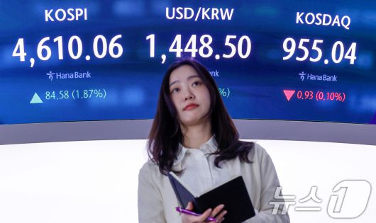 코스피가 장중 4600선을 돌파한 7일 오전 서울 중구 하나은행 딜링룸 전광판에 코스피, 코스닥 지수와 원·달러 환율이 나오고 있다. 2026.1.7/뉴스1 ⓒ News1 안은나 기자