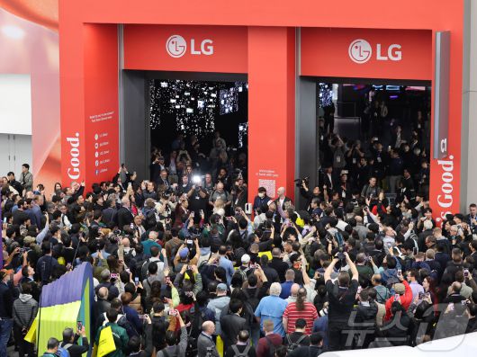 세계 최대 IT(정보기술)·가전 전시회 'CES 2026' 개막 일인 6일(현지시간) 미국 네바다주 라스베이거스 컨벤션센터(LVCC)가 인파로 북적이고 있다. 2026.1.7/뉴스1 ⓒ News1 황기선 기자